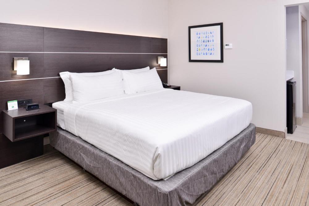 Standard King Room - Communications Accessible interior